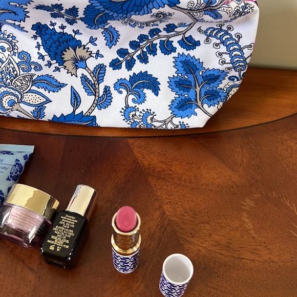 Estée Lauder skin care set, travel size comes with pouch, NWT - Picture 5 of 10